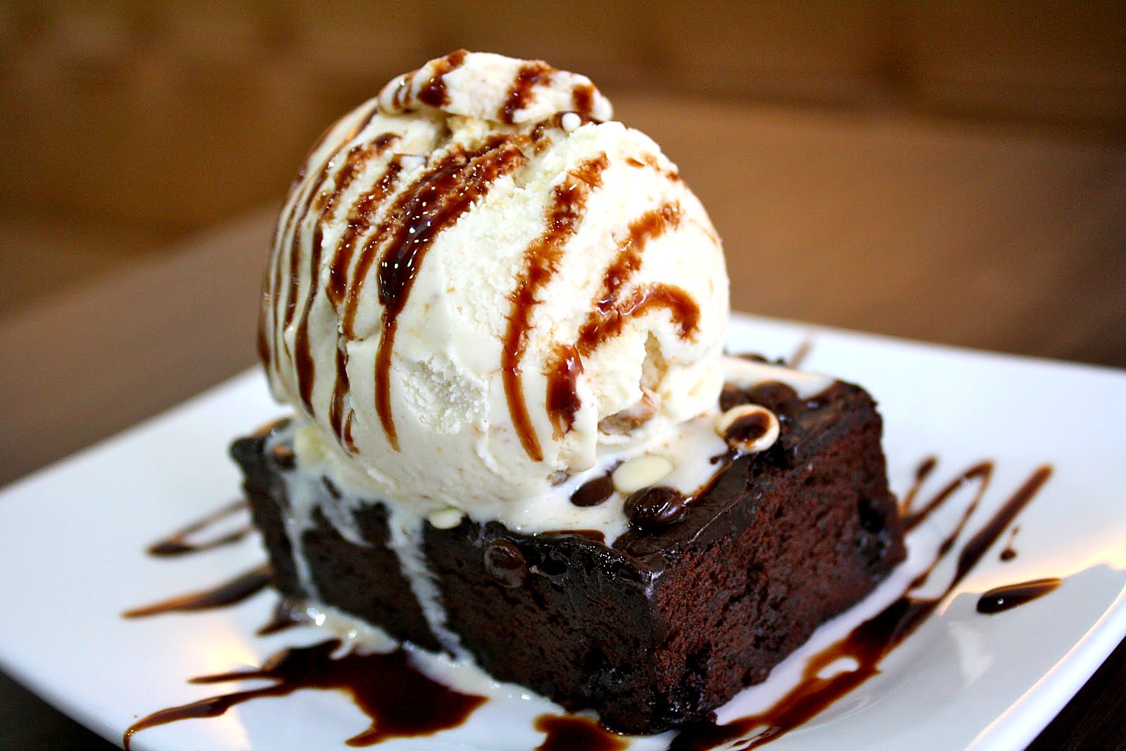 Brownie with gelato and chocolate sauce