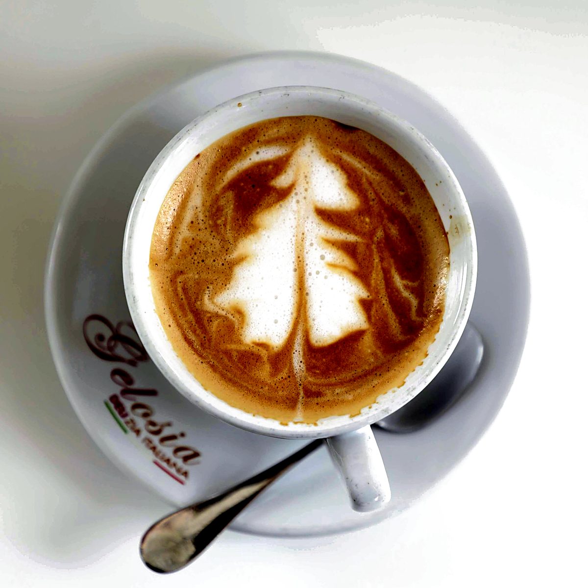 Latte with latte art in a Gelosia cup